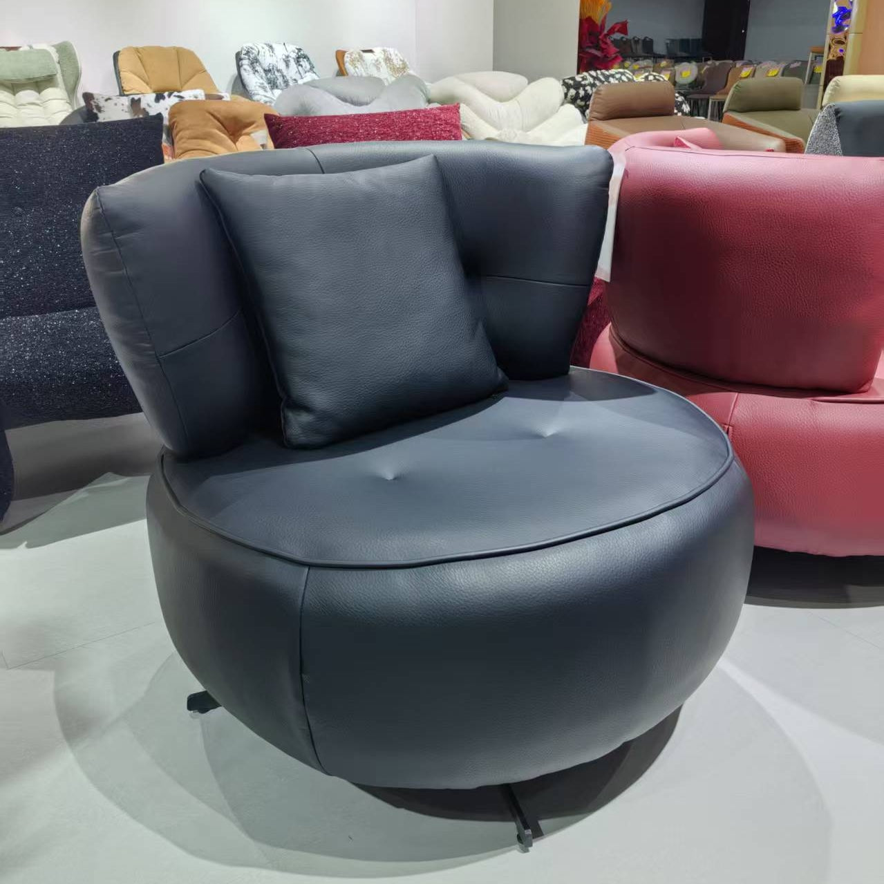 Armchair_Black_Leather_LKX010ACSY.jpg
