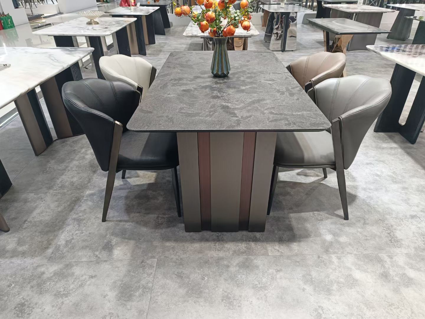 Обеденный стол Night Rose из нержавеющей стали LKD061DTYX | LEUKHOME