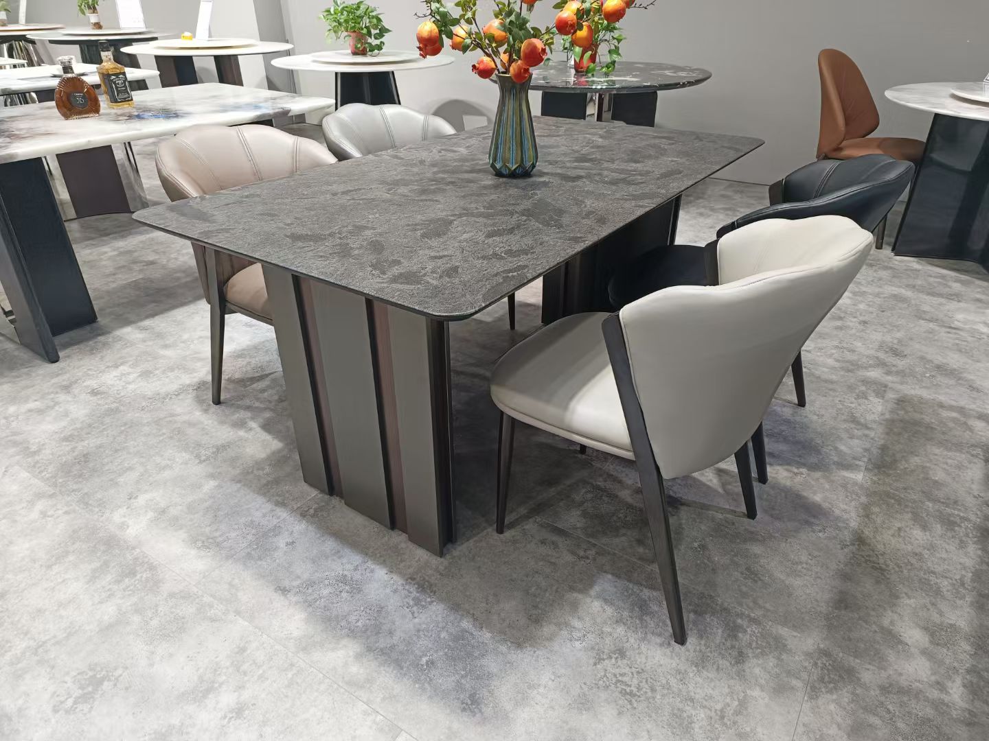 Обеденный стол Night Rose из нержавеющей стали LKD061DTYX | LEUKHOME